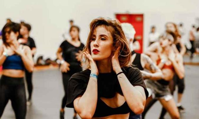 Dançarina Giovana Zoltay foi convidada a participar do vídeo Seu crime(foto: Elba Lacerda/Divulgação) Dançarina Giovana Zoltay foi convidada a participar do vídeo Seu crime(foto: Elba Lacerda/Divulgação)