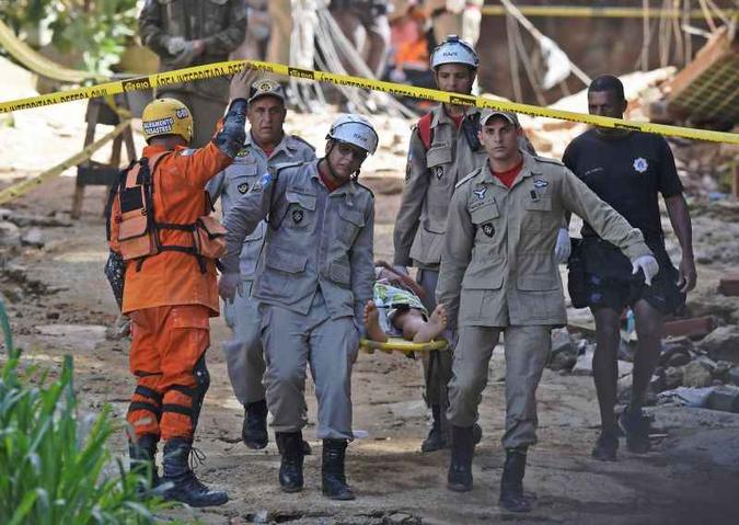 Resgate das vítimas no desabamento de Muzema, no RJ.(foto: Carl de Souza/AFP) Resgate das vítimas no desabamento de Muzema, no RJ.(foto: Carl de Souza/AFP)