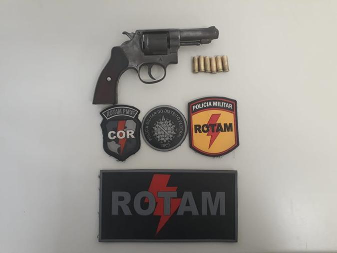Policiais encontraram duas armas e 44 celulares roubados com o grupo(foto: PMDF/Divulgação) Policiais encontraram duas armas e 44 celulares roubados com o grupo(foto: PMDF/Divulgação)