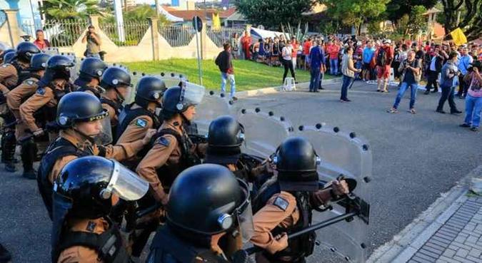 A área no entorno da PF está isolada e a entrada de pessoas é controlada pela Polícia Militar(foto: Theo Marques/Estadão Conteúdo ) A área no entorno da PF está isolada e a entrada de pessoas é controlada pela Polícia Militar(foto: Theo Marques/Estadão Conteúdo )