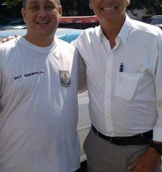 Queiroz, de 46 anos, teria postado a imagem em que aparece lado a lado com o Bolsonaro no último dia 4 de outubro(foto: Reprodução) Queiroz, de 46 anos, teria postado a imagem em que aparece lado a lado com o Bolsonaro no último dia 4 de outubro(foto: Reprodução)
