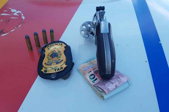 Com os suspeitos, os policiais encontraram um revólver calibre 38 com quatro balas e R$ 1080 em dinheiro(foto: PMDF/Divulgação) Com os suspeitos, os policiais encontraram um revólver calibre 38 com quatro balas e R$ 1080 em dinheiro(foto: PMDF/Divulgação)