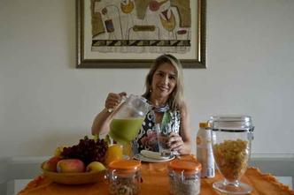 Para cortar os efeitos da cerveja, Adriana Suzano bebe muita água e come bastantes frutas(foto: Marcelo Ferreira/CB/D.A Press) Para cortar os efeitos da cerveja, Adriana Suzano bebe muita água e come bastantes frutas(foto: Marcelo Ferreira/CB/D.A Press)