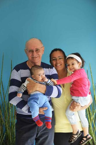 Pai experiente, Antônio Hilário curte os caçulas, Manoela e Murilo, ao lado de Elis(foto: Marcelo Ferreira/CB/D.A Press) Pai experiente, Antônio Hilário curte os caçulas, Manoela e Murilo, ao lado de Elis(foto: Marcelo Ferreira/CB/D.A Press)