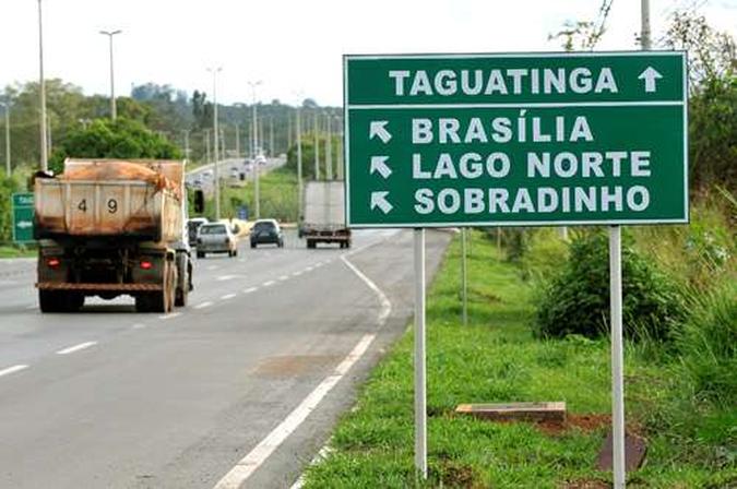 As placas nas rodovias não indicam que os motoristas estão tendo acesso ao Distrito Federal e, sim, a Brasília: essa é a ideia da proposta em trâmite no Congresso(foto: Marcelo Ferreira/CB/D.A Press) As placas nas rodovias não indicam que os motoristas estão tendo acesso ao Distrito Federal e, sim, a Brasília: essa é a ideia da proposta em trâmite no Congresso(foto: Marcelo Ferreira/CB/D.A Press)