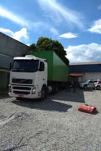 Uma das carretas estava carregada com carga roubada(foto: Polícia Civil/Divulgação) Uma das carretas estava carregada com carga roubada(foto: Polícia Civil/Divulgação)