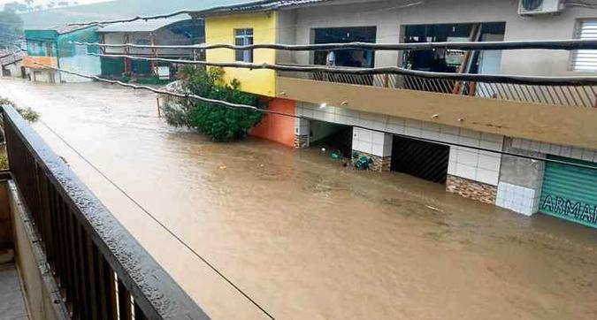 Belém de Maria, em Pernambuco, totalmente embaixo d'água durante a temporada de chuvas no estado no ano passado: inundações enquanto outras regiões enfrentam seca(foto: Reprodução) Belém de Maria, em Pernambuco, totalmente embaixo d'água durante a temporada de chuvas no estado no ano passado: inundações enquanto outras regiões enfrentam seca(foto: Reprodução)