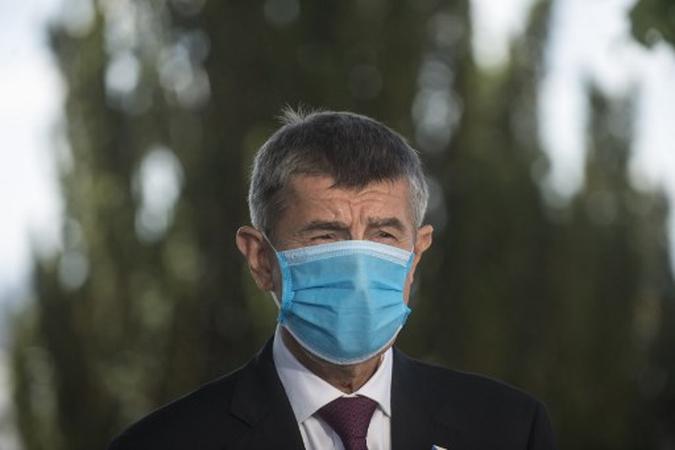 O primeiro-ministro tcheco, Andrej Babis, usa uma máscara facial enquanto faz uma declaração.(foto: Michal Cizek / AFP) O primeiro-ministro tcheco, Andrej Babis, usa uma máscara facial enquanto faz uma declaração.(foto: Michal Cizek / AFP)