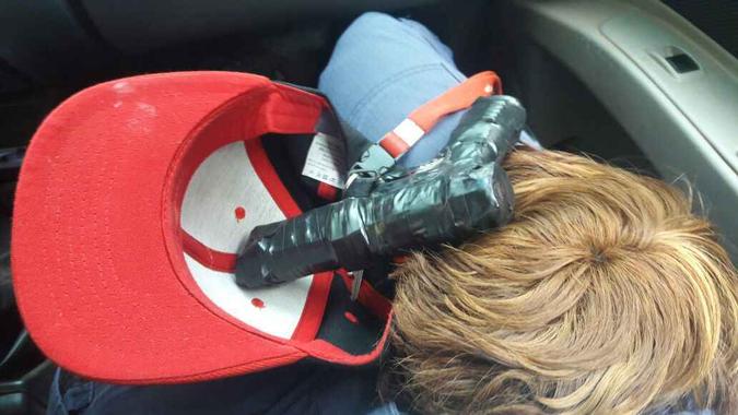 Na delegacia, policiais constataram que o criminoso cumpria pena em regime aberto(foto: Divulgação/PMDF) Na delegacia, policiais constataram que o criminoso cumpria pena em regime aberto(foto: Divulgação/PMDF)