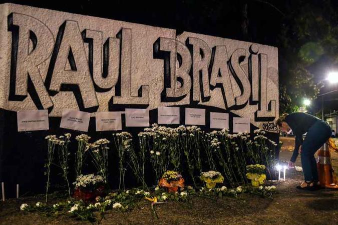 Homenagens no muro da Escola Raul Brasil (foto: NELSON ALMEIDA/AFP) Homenagens no muro da Escola Raul Brasil (foto: NELSON ALMEIDA/AFP)