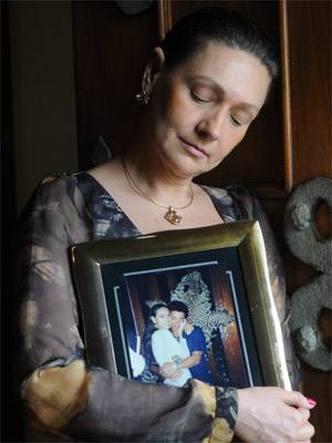 'Minha luta é uma demonstração de respeito pela memória de Wando', afirma Renata de Vasconcelos, segurando quadro com a foto do casal(foto: Beto Novaes/EM/DA Press)) 'Minha luta é uma demonstração de respeito pela memória de Wando', afirma Renata de Vasconcelos, segurando quadro com a foto do casal(foto: Beto Novaes/EM/DA Press))