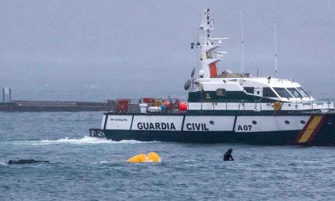 Mais de 50 pessoas foram resgatadas com vida após naufrágio(foto: AFP / Lalo R. Villar) Mais de 50 pessoas foram resgatadas com vida após naufrágio(foto: AFP / Lalo R. Villar)