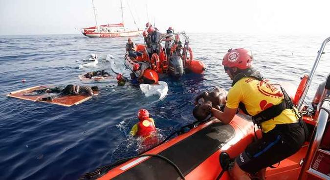 Nessa mesma área, anteriormente, já haviam sido socorridos 86 migrantes que estavam à bordo de duas embarcações, e que se dirigiam ao porto de Almería(foto: AFP) Nessa mesma área, anteriormente, já haviam sido socorridos 86 migrantes que estavam à bordo de duas embarcações, e que se dirigiam ao porto de Almería(foto: AFP)