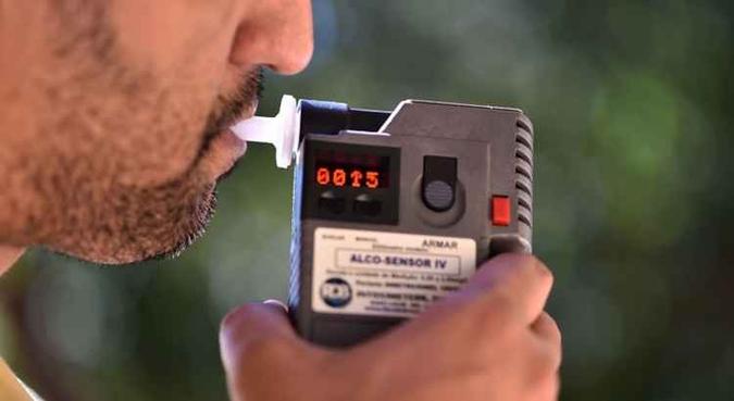 Ao todo, sete condutores foram presos por apresentarem índice acima dos 0,33 mg/l no teste do bafômetro, valor suficiente para o infrator ser enquadrado por crime(foto: André Borges/Agência Brasília) Ao todo, sete condutores foram presos por apresentarem índice acima dos 0,33 mg/l no teste do bafômetro, valor suficiente para o infrator ser enquadrado por crime(foto: André Borges/Agência Brasília)