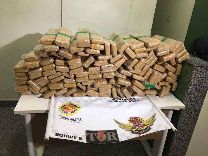 Com os criminosos foram apreendidos 124 kg de maconha. Polícia estima prejuízo de quase R$ 250 mil(foto: PMDF / Divulgação) Com os criminosos foram apreendidos 124 kg de maconha. Polícia estima prejuízo de quase R$ 250 mil(foto: PMDF / Divulgação)