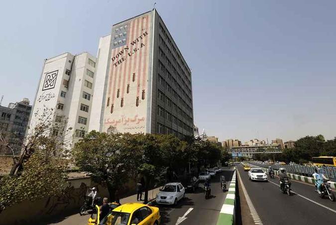Bandeira dos EUA retrata crânios no lugar das estrelas na avenida Karim Khan Zand, o centro de Teerã capital do país onde as sanções impostas estão provocando uma mistura de raiva, medo e desafio(foto: Atta Kenare/AFP) Bandeira dos EUA retrata crânios no lugar das estrelas na avenida Karim Khan Zand, o centro de Teerã capital do país onde as sanções impostas estão provocando uma mistura de raiva, medo e desafio(foto: Atta Kenare/AFP)
