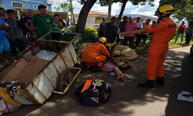 A idosa teve ferimentos no nariz e na face e foi conduzida pelo Corpo de Bombeiros para o Hospital Regional de Taguatinga(foto: Divulgação/CBMDF) A idosa teve ferimentos no nariz e na face e foi conduzida pelo Corpo de Bombeiros para o Hospital Regional de Taguatinga(foto: Divulgação/CBMDF)