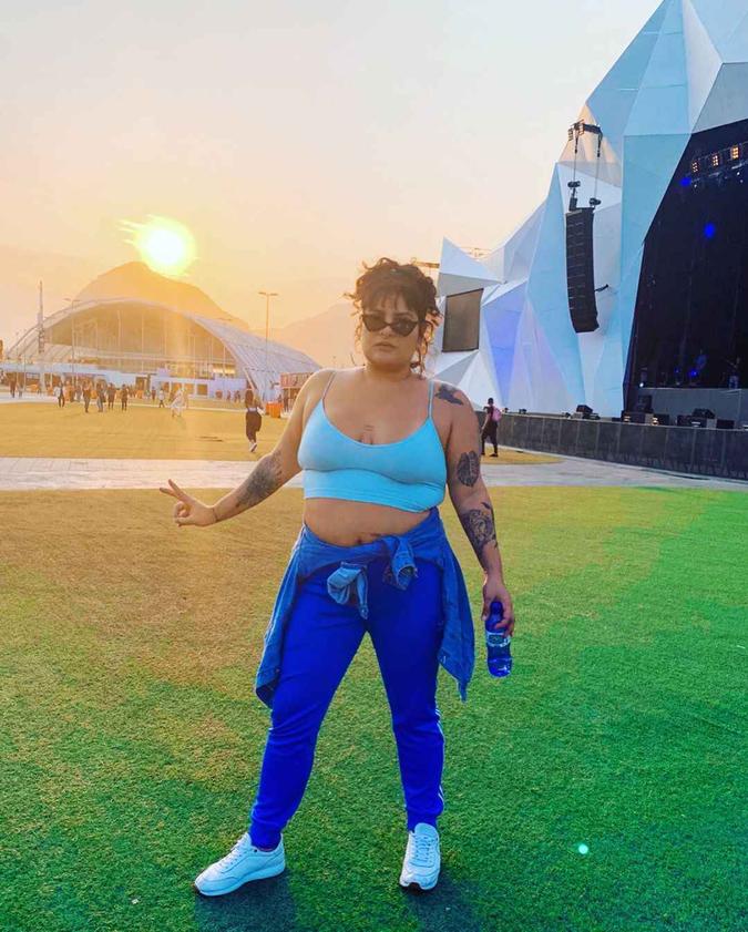 A escritora e youtuber Alexandra Gurgel criou uma composição que prova que peças fitness podem ser usadas fora da academia, sim! Para curtir o Rock in Rio 2019 bem confortável, ela usou um top e uma calça azul com tênis esportivo branco e jaqueta jeans para garantir a aparência street style.(foto: Instagram/Reprodução) A escritora e youtuber Alexandra Gurgel criou uma composição que prova que peças fitness podem ser usadas fora da academia, sim! Para curtir o Rock in Rio 2019 bem confortável, ela usou um top e uma calça azul com tênis esportivo branco e jaqueta jeans para garantir a aparência street style.(foto: Instagram/Reprodução)