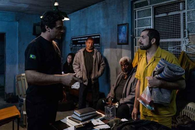 Rodrigo Lombardi e Kaysar Dadour interpretam carcereiro e terrorista internacional na produção de José Belmonte (foto: Ramón Vascocellos/divulgação ) Rodrigo Lombardi e Kaysar Dadour interpretam carcereiro e terrorista internacional na produção de José Belmonte (foto: Ramón Vascocellos/divulgação )