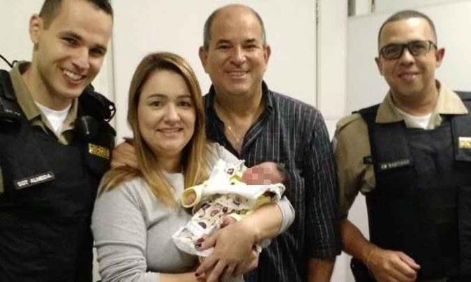 O casal acompanhou a bebê até o hospital Sofia Feldman(foto: Arquivo Pessoal) O casal acompanhou a bebê até o hospital Sofia Feldman(foto: Arquivo Pessoal)