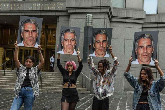 Protesto em que mulheres pediam a prisão de Epstein, em julho passado(foto: STEPHANIE KEITH/AFP) Protesto em que mulheres pediam a prisão de Epstein, em julho passado(foto: STEPHANIE KEITH/AFP)