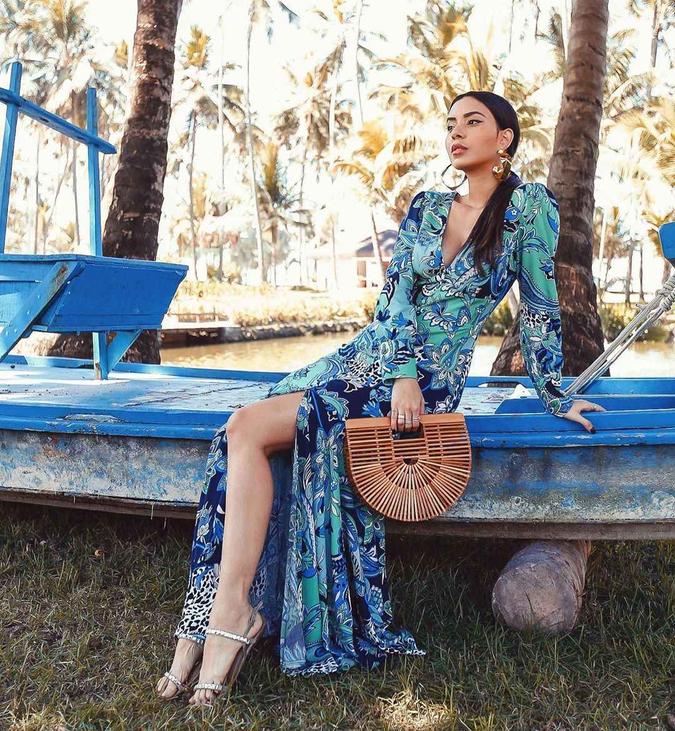 Assim como as de palha, as bolsas de madeira viraram queridinhas e, por serem estruturadas e de design único, são opções até para as composições mais elegantes, como a da influenciadora Gabriela Sales(foto: Divulgação/Instagram) Assim como as de palha, as bolsas de madeira viraram queridinhas e, por serem estruturadas e de design único, são opções até para as composições mais elegantes, como a da influenciadora Gabriela Sales(foto: Divulgação/Instagram)