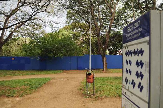 Os tapumes foram instalados em abril, quando a polêmica com os moradores começou(foto: Pedro Ventura/Agência Brasília) Os tapumes foram instalados em abril, quando a polêmica com os moradores começou(foto: Pedro Ventura/Agência Brasília)