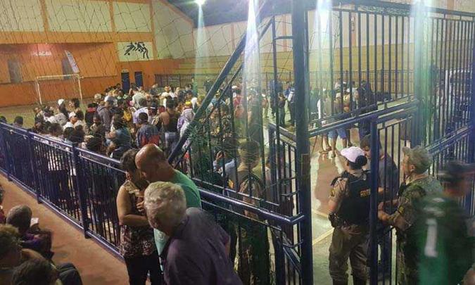 Moradores foram levados para uma quadra poliesportiva de Barão de Cocais(foto: Reprodução da internet/WhatsApp) Moradores foram levados para uma quadra poliesportiva de Barão de Cocais(foto: Reprodução da internet/WhatsApp)