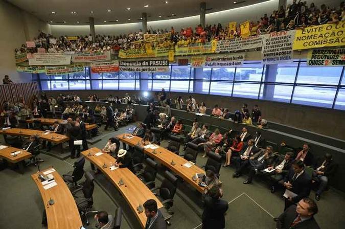 Galeria da Câmara Legislativa está cheia de servidores que pressionam por nomeações e pagamentos de pecúnias(foto: Marcelo Ferreira/CB/D.A. Press) Galeria da Câmara Legislativa está cheia de servidores que pressionam por nomeações e pagamentos de pecúnias(foto: Marcelo Ferreira/CB/D.A. Press)