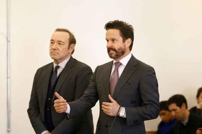 Kevin Spacey (em segundo plano) estava acompanhado do advogado Alan Jackson na audiência(foto: NICOLE HARNISHFEGER/AFP) Kevin Spacey (em segundo plano) estava acompanhado do advogado Alan Jackson na audiência(foto: NICOLE HARNISHFEGER/AFP)