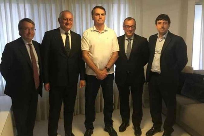 Paolo Miraglia, cônsul da Itália no Rio; Bernardini; Bolsonaro; Felipo La Rosa, cônsul da Itália em SP; e Pietro Petaglia, editor da Revista Comunità Italiana (foto: Arquivo Pessoal) Paolo Miraglia, cônsul da Itália no Rio; Bernardini; Bolsonaro; Felipo La Rosa, cônsul da Itália em SP; e Pietro Petaglia, editor da Revista Comunità Italiana (foto: Arquivo Pessoal)