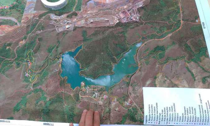 Mapa divulgado pela Vale que mostra por onde a lama de rejeitos passaria(foto: Mateus Parreiras/EM/D.A.Press) Mapa divulgado pela Vale que mostra por onde a lama de rejeitos passaria(foto: Mateus Parreiras/EM/D.A.Press)