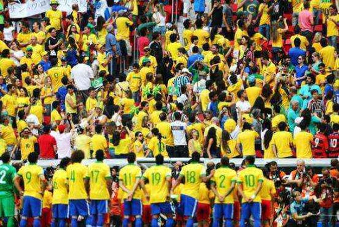 Vaias para Dilma e Blatter: único momento em que a torcida deu as costas para a Seleção, em Brasília(foto: Luis Tajes/CB/DA Press) Vaias para Dilma e Blatter: único momento em que a torcida deu as costas para a Seleção, em Brasília(foto: Luis Tajes/CB/DA Press)