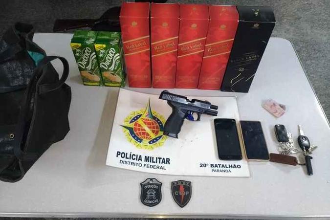 Assaltantes compraram whisky e outras bebidas com cartão da vítima(foto: Polícia Militar/Divulgação) Assaltantes compraram whisky e outras bebidas com cartão da vítima(foto: Polícia Militar/Divulgação)