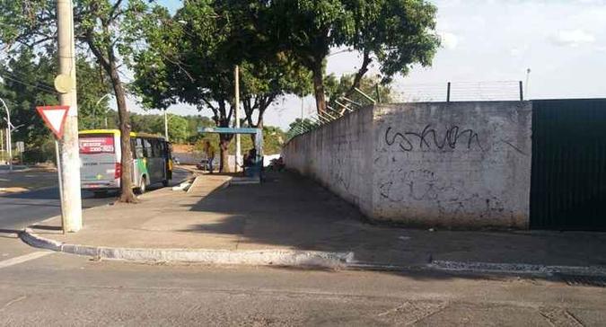 O jovem de 21 anos foi abordado na parada de ônibus localizado ao lado das duas escolas do Paranoá(foto: Thiago Soares/ CB/ D.A Press) O jovem de 21 anos foi abordado na parada de ônibus localizado ao lado das duas escolas do Paranoá(foto: Thiago Soares/ CB/ D.A Press)