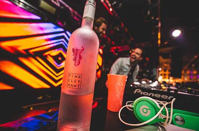Pink Elephant conta com uma vodka elaborada especialmente pela casa (foto: Alisson Pinheiro/Divulgação) Pink Elephant conta com uma vodka elaborada especialmente pela casa (foto: Alisson Pinheiro/Divulgação)