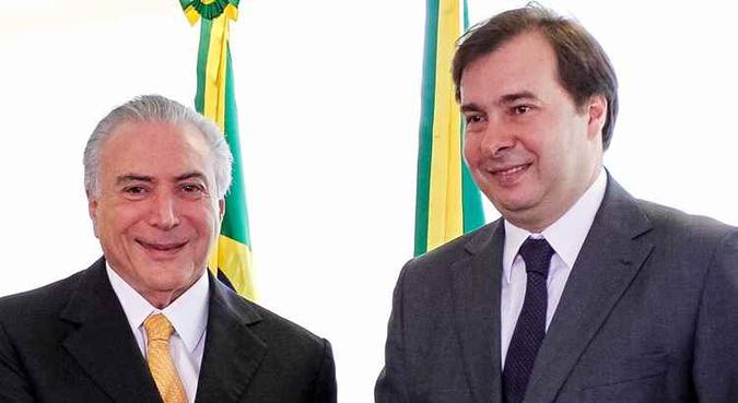 Na reunião deste domingo, Temer ouviu de Maia que é preciso discutir também um modelo de transição para os que ingressaram no serviço público antes de 2003(foto: Beto Barata/PR) Na reunião deste domingo, Temer ouviu de Maia que é preciso discutir também um modelo de transição para os que ingressaram no serviço público antes de 2003(foto: Beto Barata/PR)