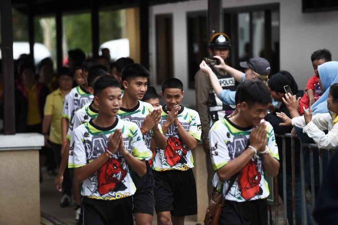 Os 12 meninos que ficaram presos na caverna da Tailândia se reúnem para coletiva de imprensaLilian Suwanrumpha / AFP Os 12 meninos que ficaram presos na caverna da Tailândia se reúnem para coletiva de imprensaLilian Suwanrumpha / AFP