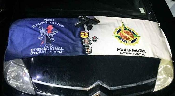 Além de recuperar o carro roubado, a PMDF apreendeu uma arma falsa e uma porção de droga(foto: PMDF/Divulgação) Além de recuperar o carro roubado, a PMDF apreendeu uma arma falsa e uma porção de droga(foto: PMDF/Divulgação)