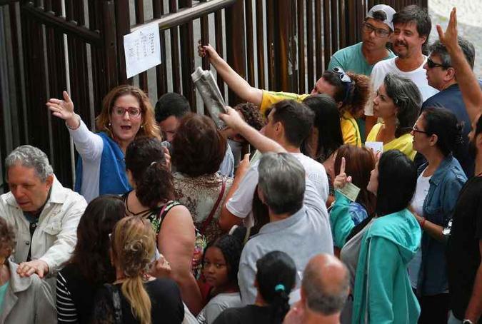 Funcionário da Justiça Eleitoral dá instruções aos eleitores durante as eleições gerais de 7 de outubro de 2018 em Copacabana, no Rio de Janeiro(foto: Carl de Souza/AFP) Funcionário da Justiça Eleitoral dá instruções aos eleitores durante as eleições gerais de 7 de outubro de 2018 em Copacabana, no Rio de Janeiro(foto: Carl de Souza/AFP)