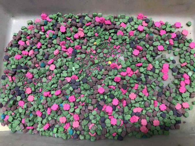 No local, foram encontrados cinco quilos de MDA, que resultariam na fabricação de 50 mil comprimidos de MDMA(foto: PCDF/Divulgação ) No local, foram encontrados cinco quilos de MDA, que resultariam na fabricação de 50 mil comprimidos de MDMA(foto: PCDF/Divulgação )