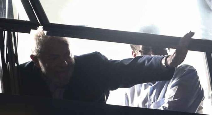Lula não discursou no carro de som durante o ato da noite de quinta, apenas acenou por volta das 2h e desceu para cumprimentar alguns aliados(foto: Miguel Schincariol/AFP) Lula não discursou no carro de som durante o ato da noite de quinta, apenas acenou por volta das 2h e desceu para cumprimentar alguns aliados(foto: Miguel Schincariol/AFP)