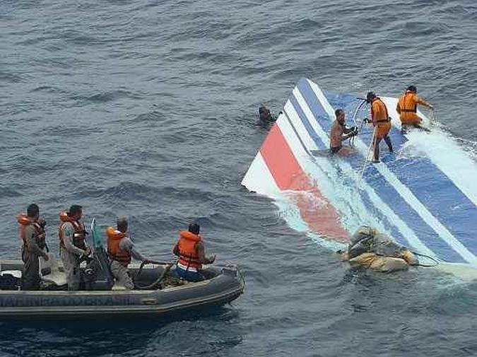 Destroços da aeronave do voo Rio-Paris da Air France(foto: Marinha Brasileira/AFP) Destroços da aeronave do voo Rio-Paris da Air France(foto: Marinha Brasileira/AFP)