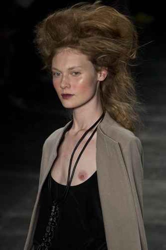 Modelo da Uma Raquel Davidowicz exibe coleção outono-inverno. Transparência marcou desfiles(foto: Nelson Almeida/AFP) Modelo da Uma Raquel Davidowicz exibe coleção outono-inverno. Transparência marcou desfiles(foto: Nelson Almeida/AFP)