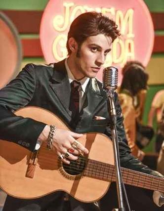Chay Suede interpreta Erasmo Carlos em 'Minha fama de mau'(foto: GloboFilmes/Divulgação) Chay Suede interpreta Erasmo Carlos em 'Minha fama de mau'(foto: GloboFilmes/Divulgação)