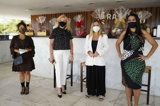 Mulheres usando máscaras.(foto: Glória Teixeira (cineasta), Ivonice Campos (Presidente do CME-DF), Vanessa Mendonça (Secretária de Turismo do DF), Tatiane Freitas (Proprietária do Dom Casero)) Mulheres usando máscaras.(foto: Glória Teixeira (cineasta), Ivonice Campos (Presidente do CME-DF), Vanessa Mendonça (Secretária de Turismo do DF), Tatiane Freitas (Proprietária do Dom Casero))