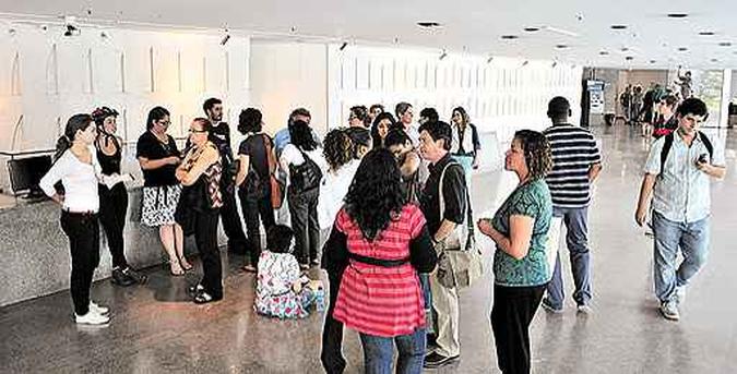 Pessoas aguardam no saguão da sala Villa-Lobos, na esperança de conseguir entradas para o festival: insatisfação(foto: Antonio Cunha/Esp. CB/D.A Press) Pessoas aguardam no saguão da sala Villa-Lobos, na esperança de conseguir entradas para o festival: insatisfação(foto: Antonio Cunha/Esp. CB/D.A Press)