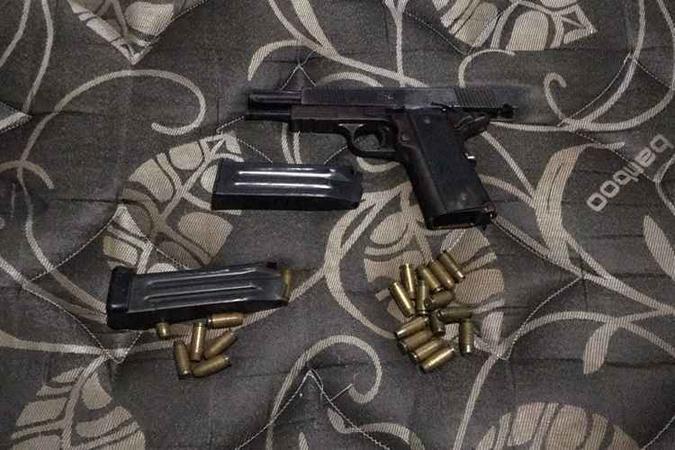 Os investigadores encontraram três pistolas, um rifle, um revólver e munições de diversos calibres(foto: PCDF/Divulgação) Os investigadores encontraram três pistolas, um rifle, um revólver e munições de diversos calibres(foto: PCDF/Divulgação)