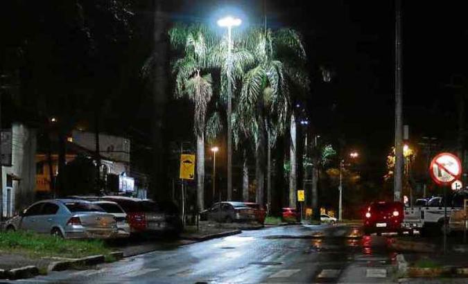 Lâmpadas foram trocadas por pressão dos comerciantes, mas eles ainda se queixam da falta de policiamento (foto: Luis Nova/Esp. CB/D.A Press -) Lâmpadas foram trocadas por pressão dos comerciantes, mas eles ainda se queixam da falta de policiamento (foto: Luis Nova/Esp. CB/D.A Press -)
