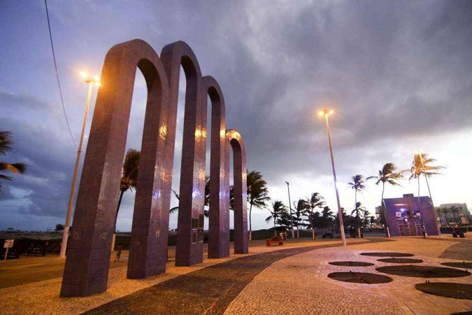 O brilho das luzes na praia de Atalaia, onde estão os arcos da cidade (foto: MTur/Divulgação) O brilho das luzes na praia de Atalaia, onde estão os arcos da cidade (foto: MTur/Divulgação)